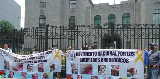 Parents on hunger strike outside the Ministry of Health in Mexico City.