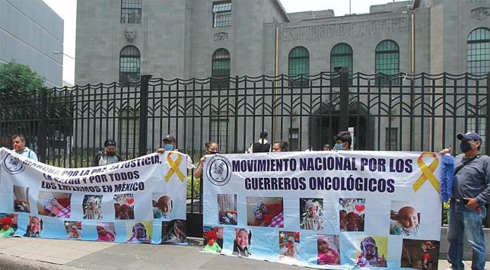 Parents on hunger strike outside the Ministry of Health in Mexico City.