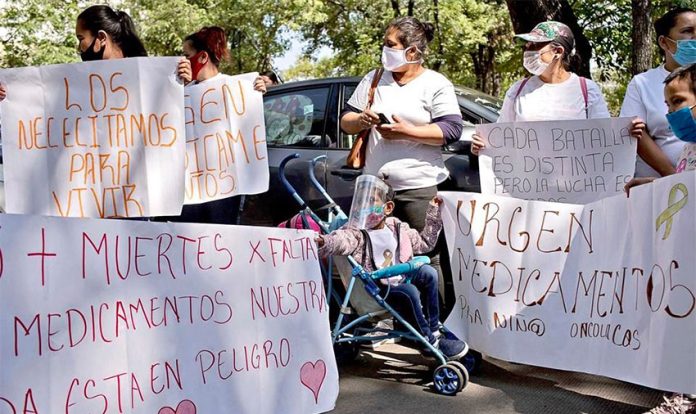 Parents protest a shortage of cancer medications in Morelia, Michoacán, on Thursday.