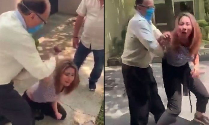 The Naucalpan notary in an altercation with his wife.