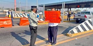 Unemployed tourism transportation workers occupy a plaza in the state of México.