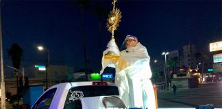 Tijuana's Rev. Echegollén adapts to the coronavir