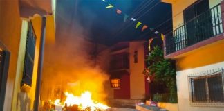 A mob went on the ramapage Wednesday night in Venustiano Carrranza, burning houses and vehicles.