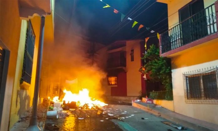 A mob went on the ramapage Wednesday night in Venustiano Carrranza, burning houses and vehicles.