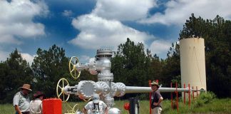 A capped steam well and silencer at Campo Geotérmico Cerritos Colorados in Jalisco.
