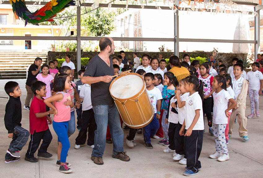 Andrés Loewe, a Tepoztlán artist, teacher, actor and musician wows students with a drum.