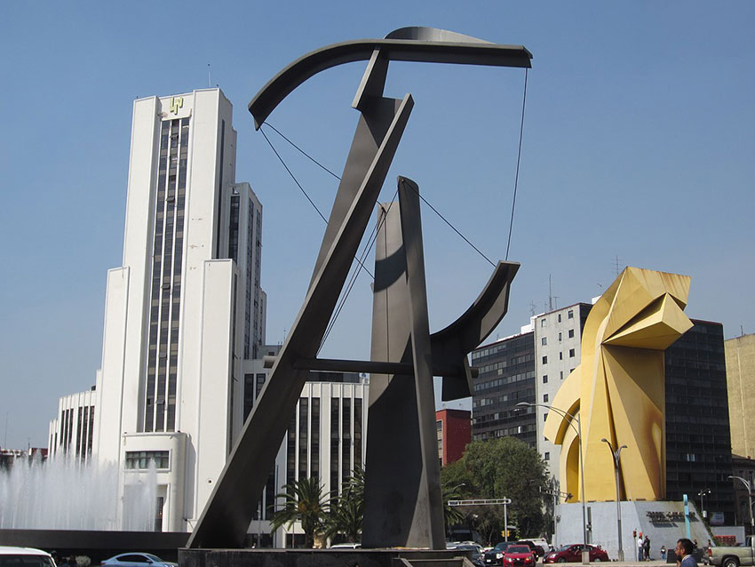 Felguérez's sculpture Puerta 1808 on Paseo de la Reforma in Mexico City