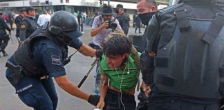 Police arrest Jesús Luna during the Guadalajara protest.