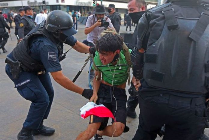 Police arrest Jesús Luna during the Guadalajara protest.