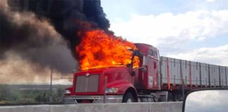 One of the vehicles set on fire to create blockades in Guanajuato.