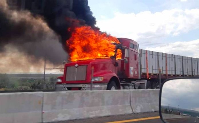 One of the vehicles set on fire to create blockades in Guanajuato.