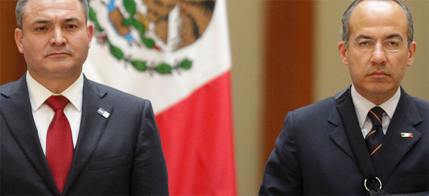 Calderón, right, and his security minister, Genaro García.