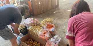 Volunteers prepare food for distribution in La Cruz de Huanacaxtle, Nayarit.