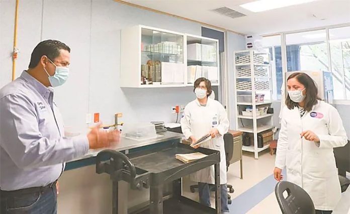 Guanajuato Governor Sinhue at the state's coronavirus testing laboratory.