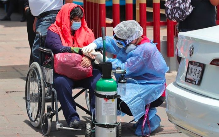 A coronavirus patient is released from a Mexico City hospital after overcoming the disease.
