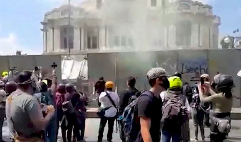 Mexico City police lament orders not to act against vandals