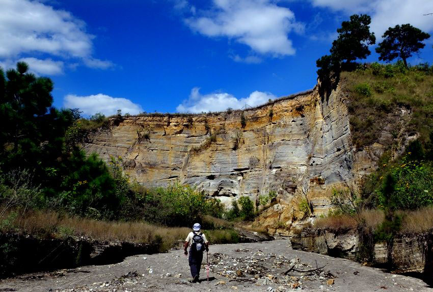 A canyon wall reveals the deep layer of pumice and ash found in many parts of Jalisco.