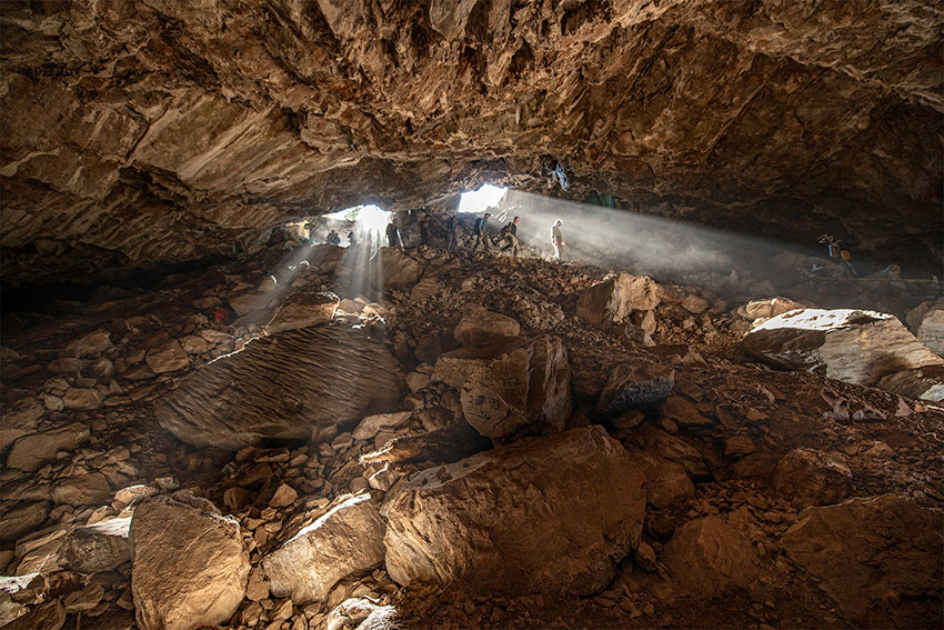 Team members entering the Chiquihuite cave.