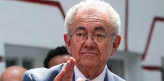 Jiménez waves goodbye to the Ministry of Communications and Transportation.