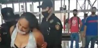 A woman is handcuffed in Monterrey for wearing a badly placed face mask.