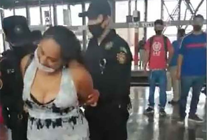 A woman is handcuffed in Monterrey for wearing a badly placed face mask.