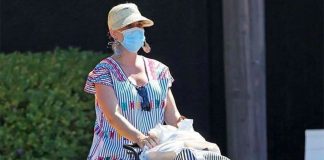 Singer Katy Perry wearing her huipil.