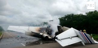Plane believed to be carrying cocaine burns on a Quintana Roo highway.