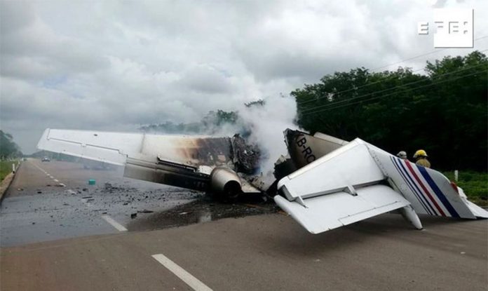 Plane believed to be carrying cocaine burns on a Quintana Roo highway.