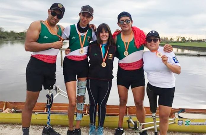 Ramírez, left, and fellow rowing competitors.