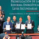Lawmakers applaud Peña Nieto, center, and the new energy reform.