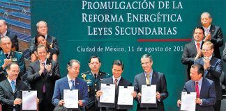 Lawmakers applaud Peña Nieto, center, and the new energy reform.