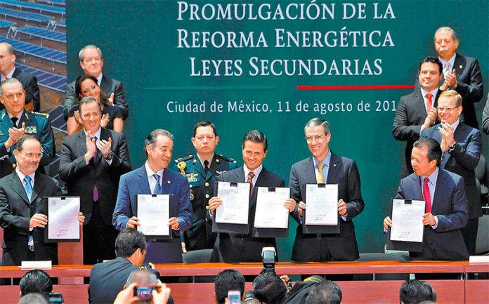 Lawmakers applaud Peña Nieto, center, and the new energy reform.