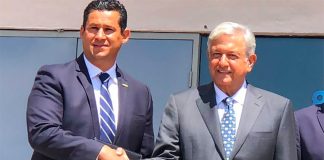 Guanajuato Governor Rodríguez and President López Obrador shake hands on a security collaboration.