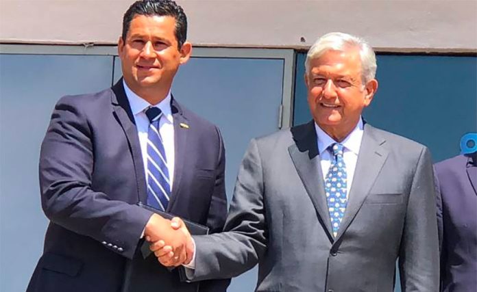 Guanajuato Governor Rodríguez and President López Obrador shake hands on a security collaboration.