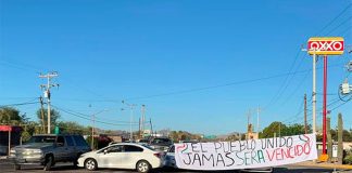 Sonoyta residents blocked a highway Saturday when authorities allowed US visitors to cross the border.
