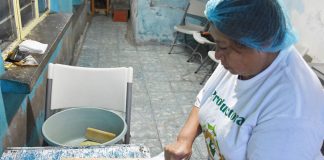 Eloise Serralde Nieto prepares a nopal tortilla.