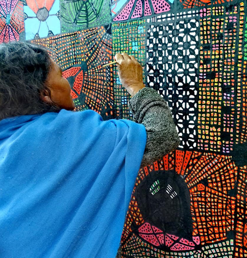 Artist Maruch Méndez painting “Arañas”