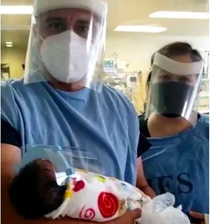 The baby born with coronavirus with hospital staff in Hermosillo.