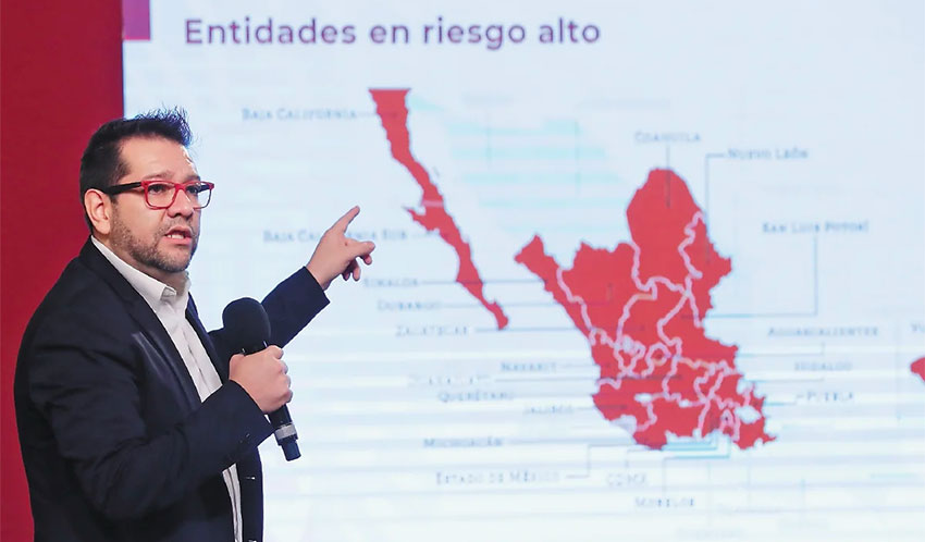 Ricardo Cortés of the Ministry of Health presents the new Covid-19 risk map at Friday's press briefing.