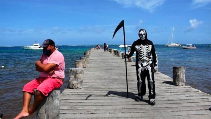 Death on a dock in Puerto Morelos.
