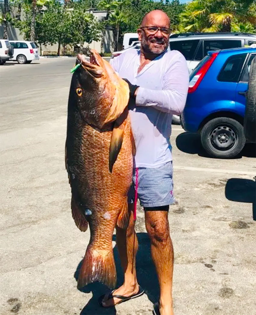 El Chileno's 25.5-kilo snapper, caught from a kayak off Tule beach.