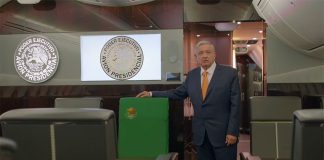 'It's an insult:' the president records a video aboard the Boeing Dreamliner.