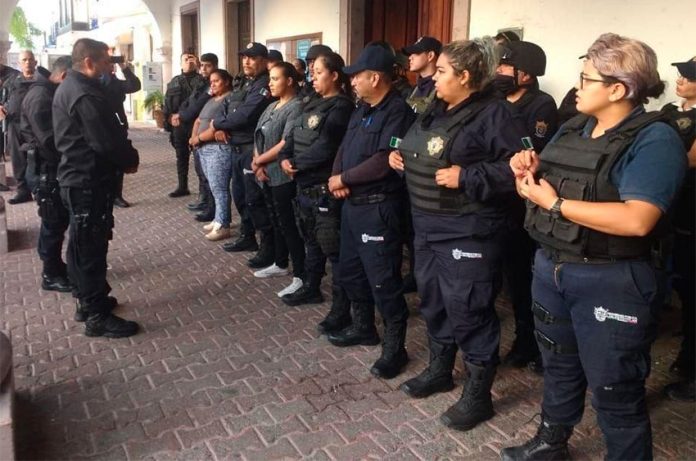 Members of Poncitlán's finest were removed from duty yesterday.