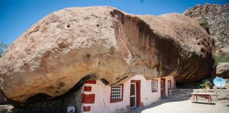 Benito Hernández's fairy-tale house in the desert.