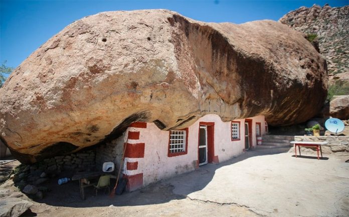 Benito Hernández's fairy-tale house in the desert.
