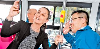 Mayor Sheinbaum takes a selfie with another Metro passenger.