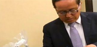 Guillermo Gutiérrez counts cash in the video.