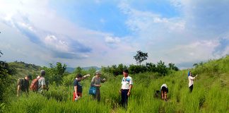 Visitors enjoy the cool breeze of “heaven.”