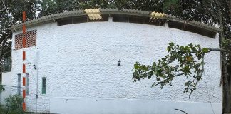 Dotted red line indicates portion of squash court built on public land.