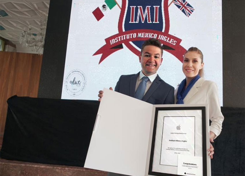 Luis and Lucy Medina receive award for continuous innovation in learning and teaching.